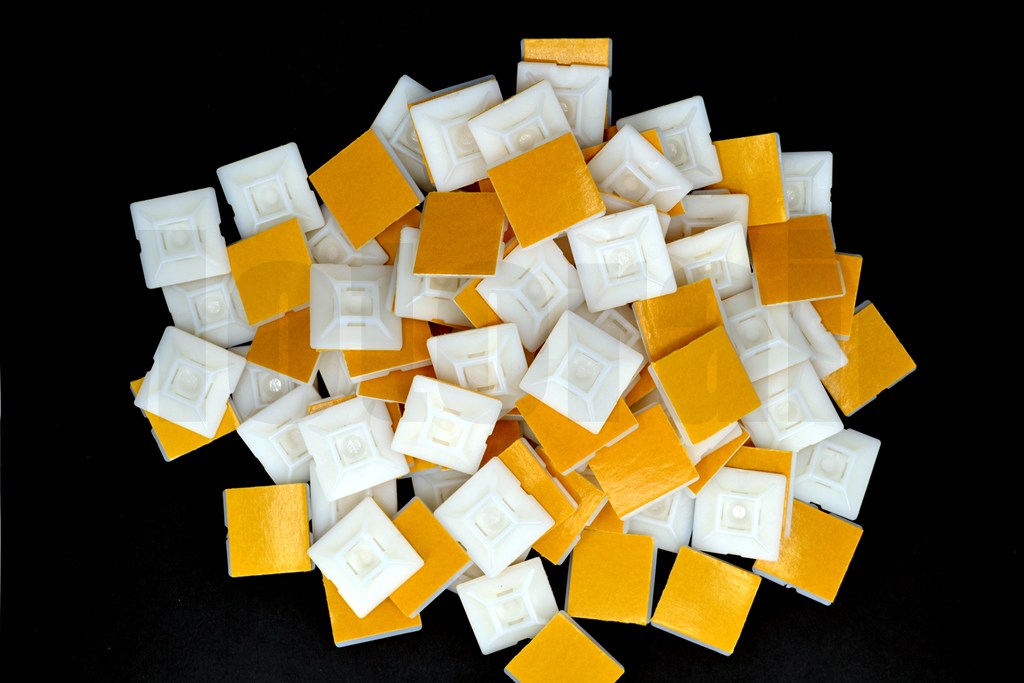 Beyaz 28x28 Yapışkanlı Kroşe Ortadan Delikli (Kablo Bağı Genişliği 4,8mm'e Kadar)